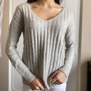 Gap v-neck gray sweater size XS